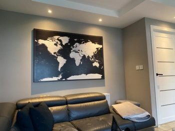 push-pin-world-map-customer-photo-black-ver-the-sofa